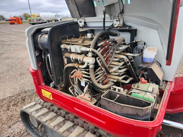2015-takeuchi-tb260-mini-excavator-image-12