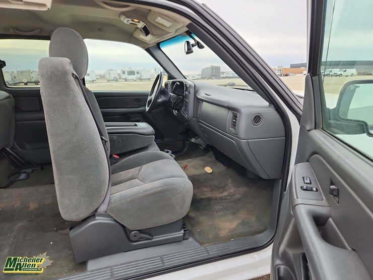 2004-chevrolet-silverado-2500-image-19