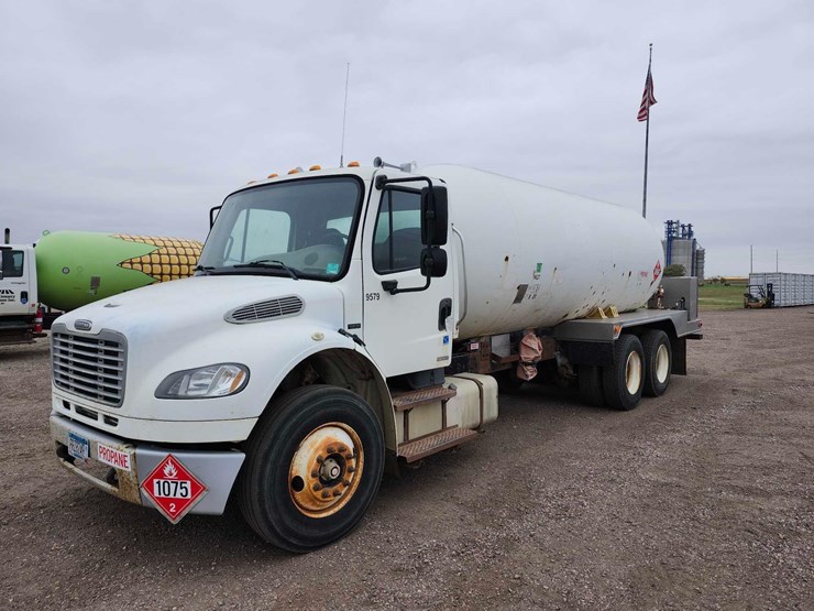 freightliner-propane-truck-image-1