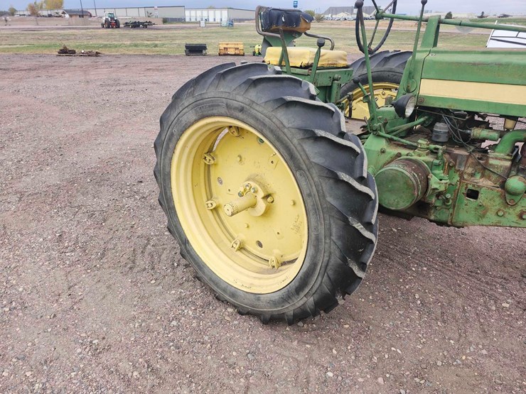 john-deere-520-image-36