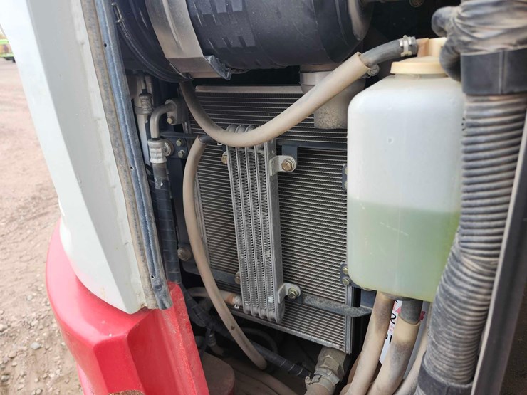 2015-takeuchi-tb260-mini-excavator-image-14