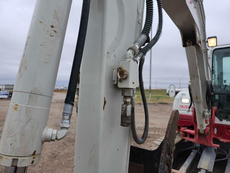 2015-takeuchi-tb260-mini-excavator-image-22