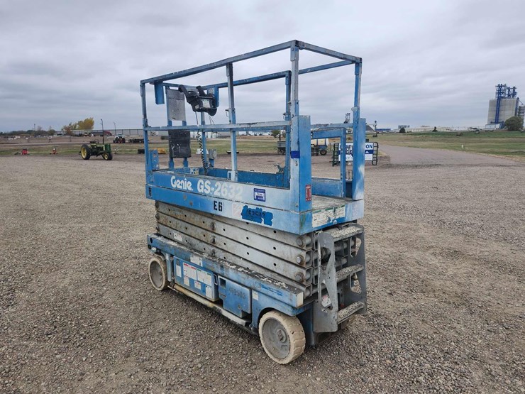 genie-gs-2632-scissor-lift-image-2