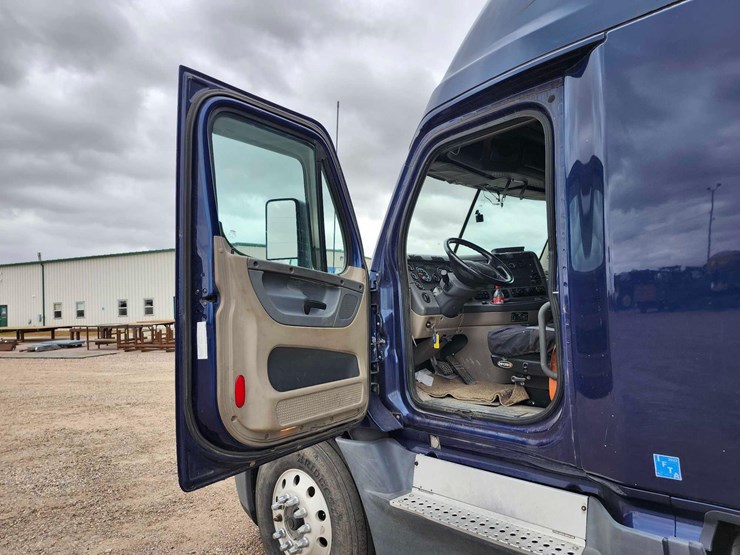 2017-freightliner-cascadia-image-36