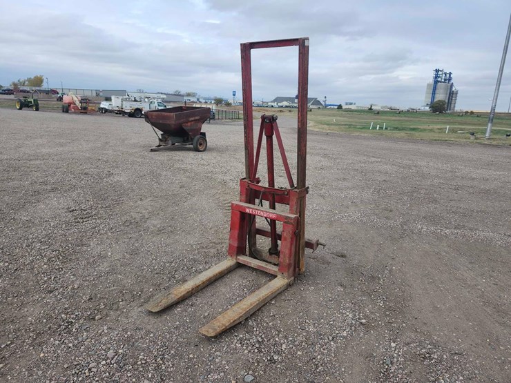 westendorf-forklift-image-1