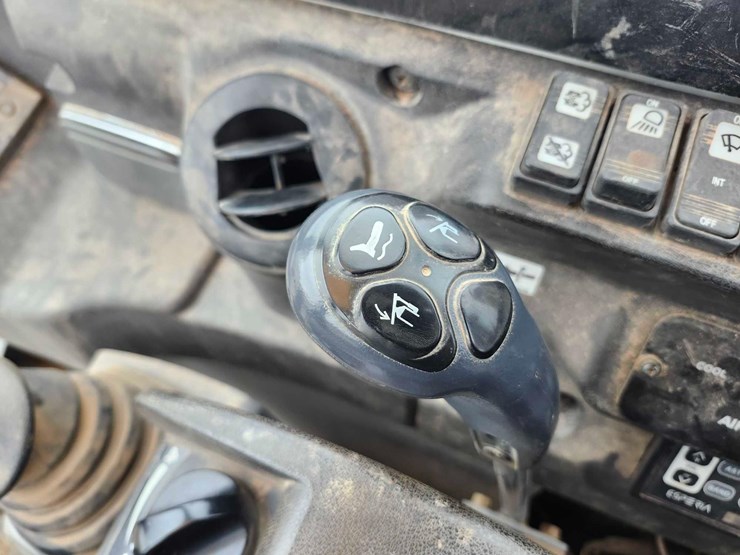 2015-takeuchi-tb260-mini-excavator-image-33