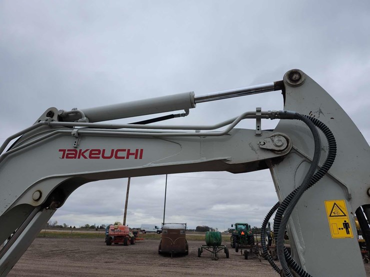 2015-takeuchi-tb260-mini-excavator-image-24