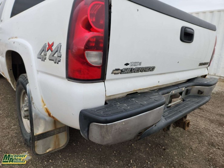 2004-chevrolet-silverado-2500-image-38