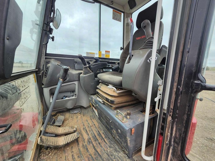 2015-takeuchi-tb260-mini-excavator-image-27