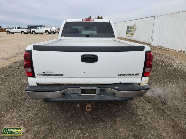 2004-chevrolet-silverado-2500-image-23