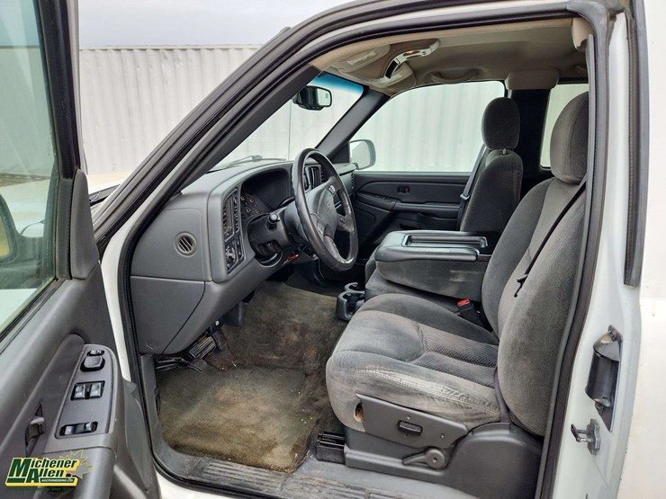 2004-chevrolet-silverado-2500-image-16