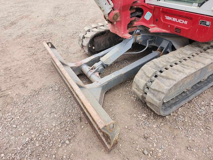 2015-takeuchi-tb260-mini-excavator-image-25