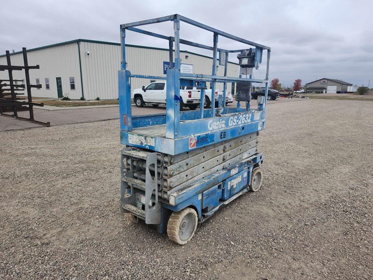 genie-gs-2632-scissor-lift-image-1