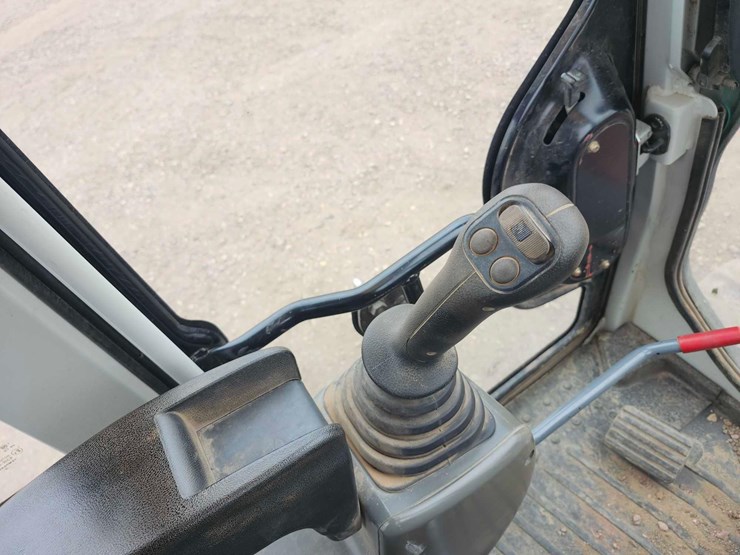 2015-takeuchi-tb260-mini-excavator-image-35