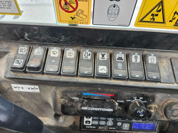 2015-takeuchi-tb260-mini-excavator-image-32