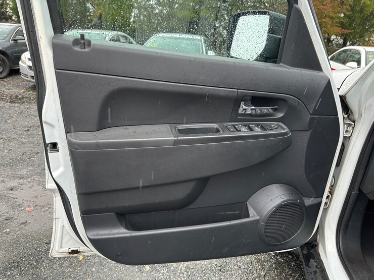 2012-jeep-liberty-image-19