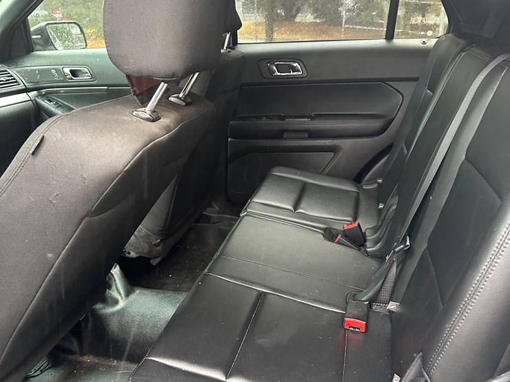 2016-ford-explorer-image-38