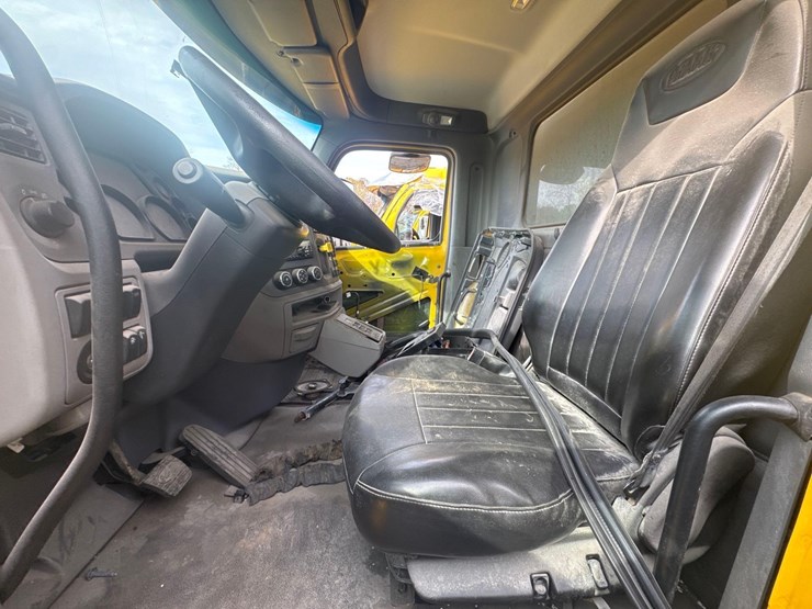 2017-peterbilt-567-image-18