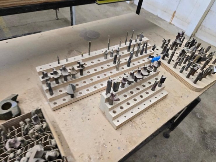 #2724-•-5'-x-32"-work-bench-w/-router-bits-image-7