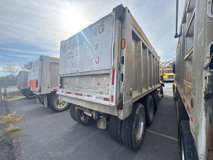 2017-peterbilt-567-image-3