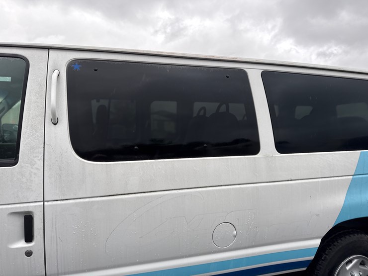 2009-ford-e350-image-25