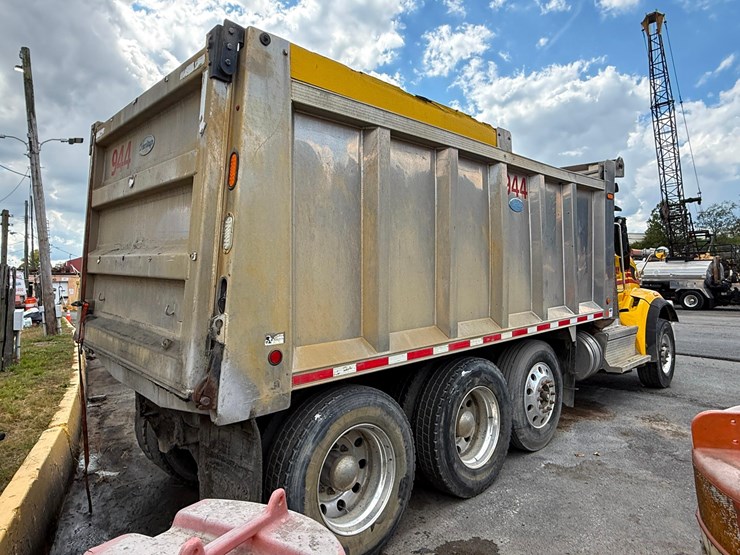 2018-peterbilt-567-image-3