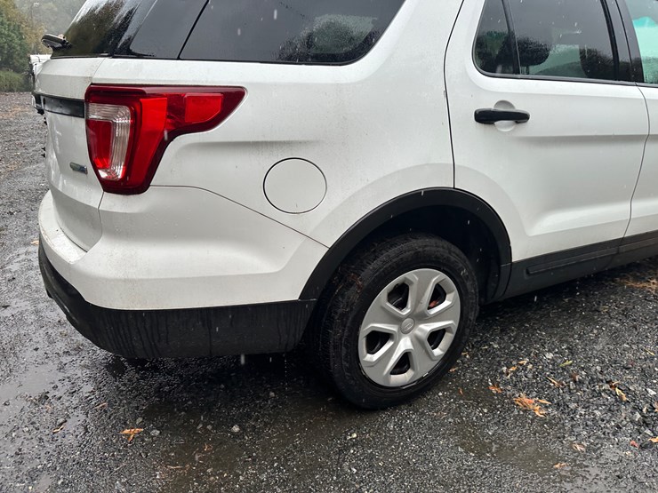 2016-ford-explorer-image-24