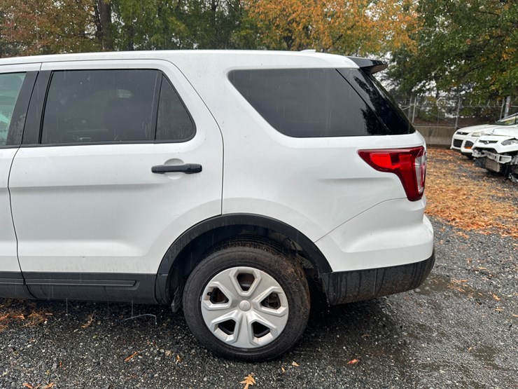 2016-ford-explorer-image-12