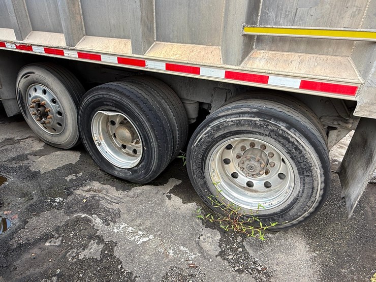 2018-peterbilt-567-image-14