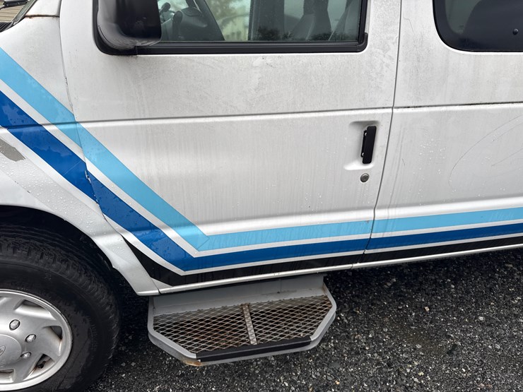 2009-ford-e350-image-23