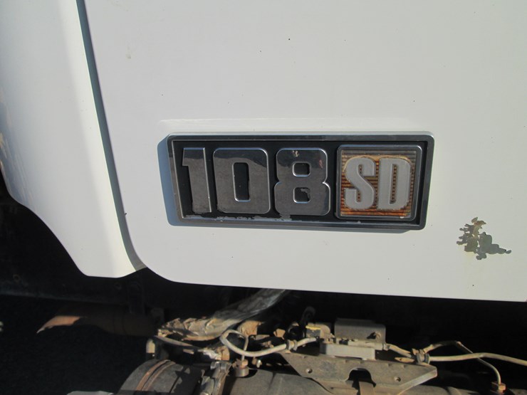 2016-freightliner-108sd-image-32