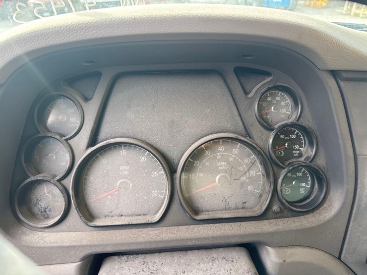 2017-peterbilt-567-image-21