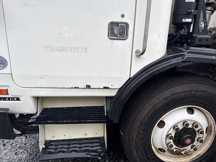 2015-autocar-acx64-image-7