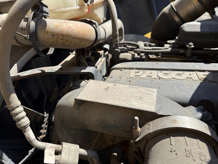 2018-peterbilt-567-image-14