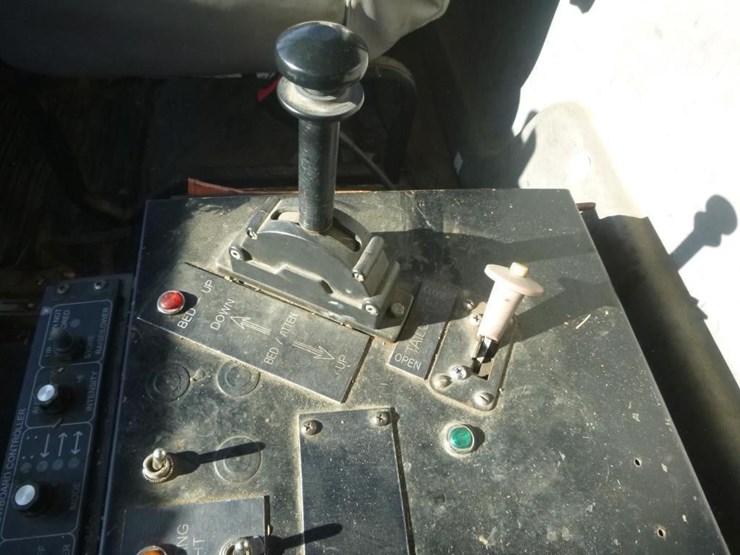 2001-freightliner-fl70-image-6