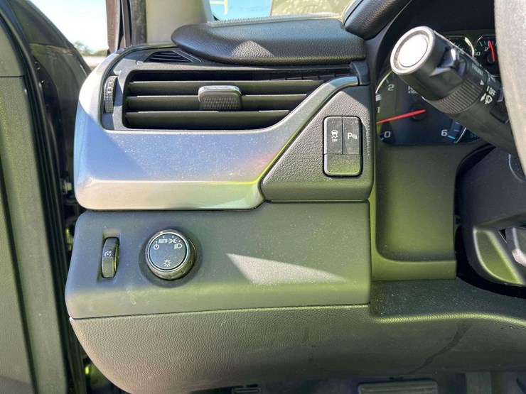 2018-chevrolet-tahoe-image-15