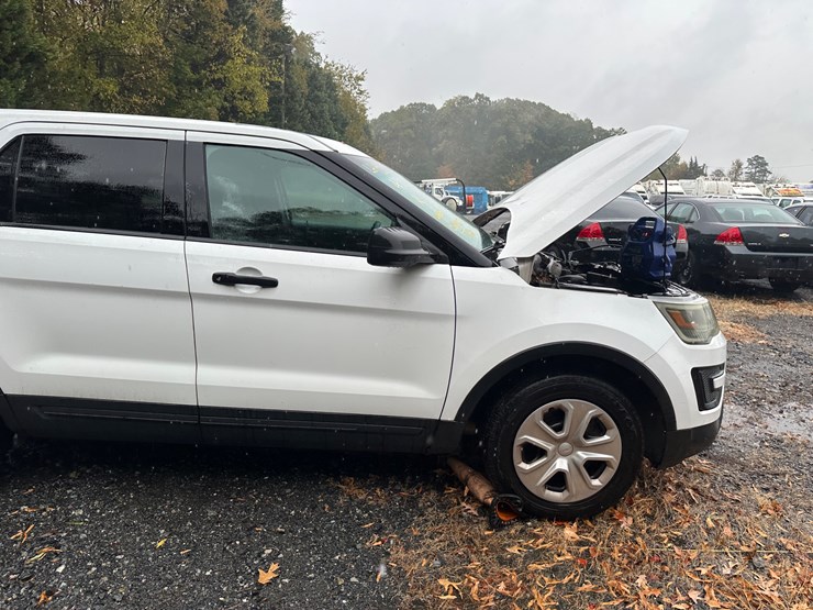 2016-ford-explorer-image-21