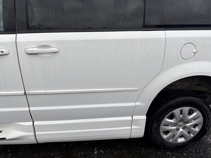 2014-dodge-caravan-image-15