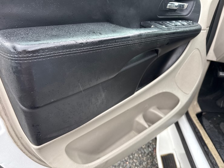 2014-dodge-caravan-image-35