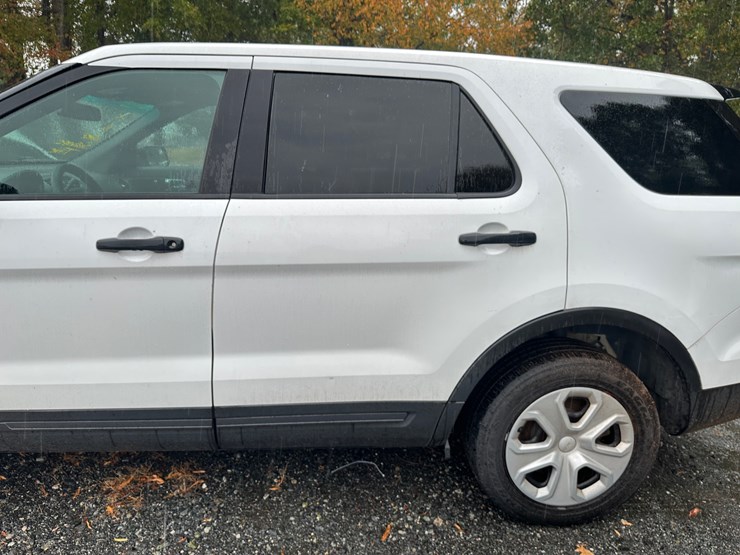 2016-ford-explorer-image-9