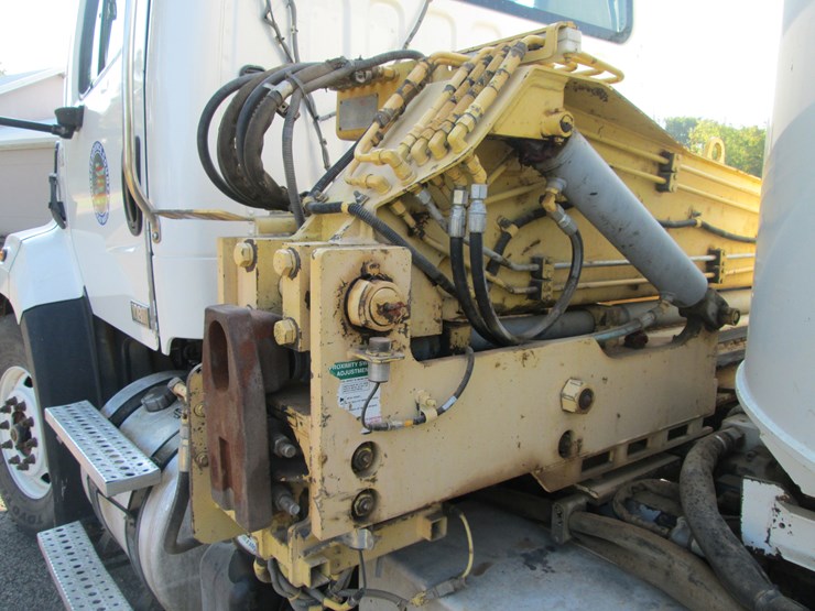 2016-freightliner-108sd-image-13