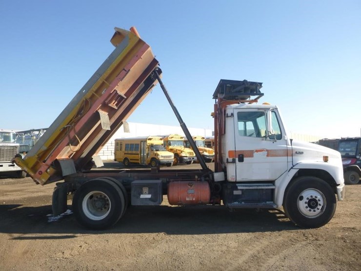 2001-freightliner-fl70-image-9