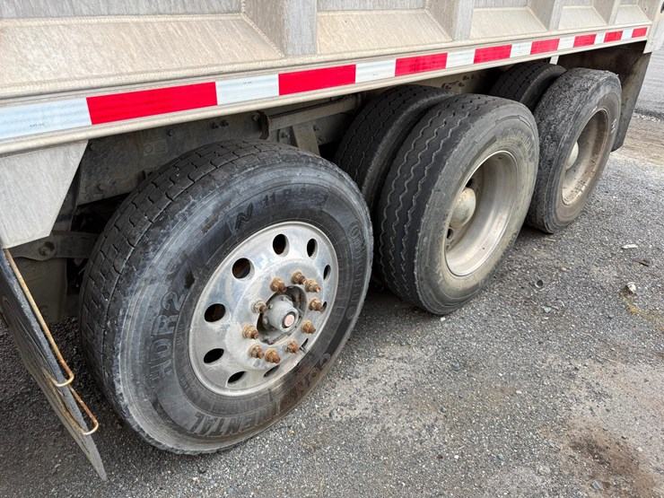 2018-peterbilt-567-image-18