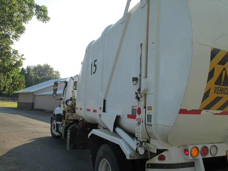 2016-freightliner-108sd-image-4