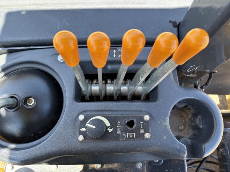 2018-deere-210l-image-38