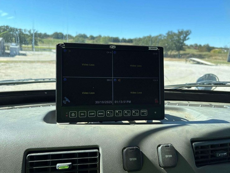 2017-peterbilt-348-image-18