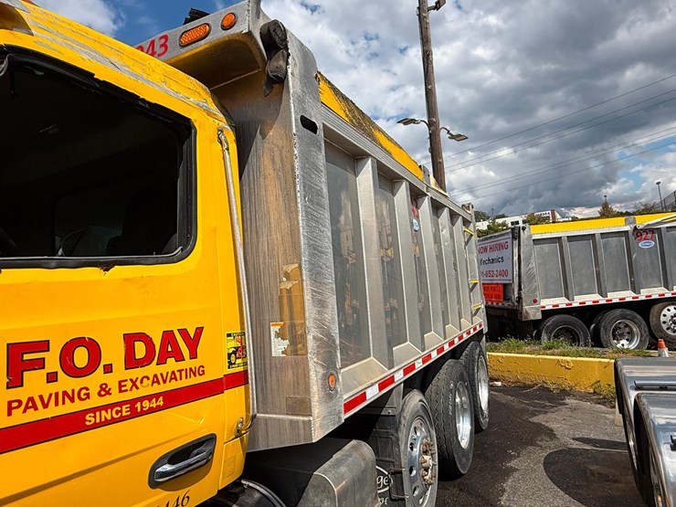 2018-peterbilt-567-image-7