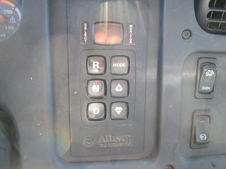 2016-freightliner-108sd-image-50