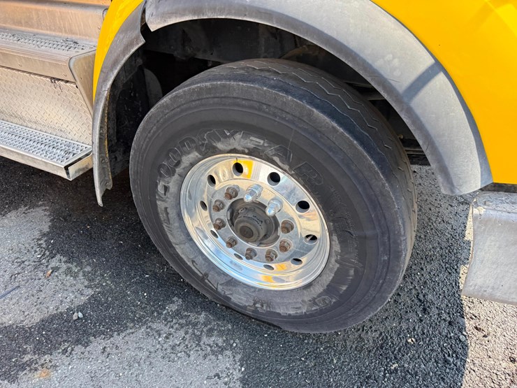 2018-peterbilt-567-image-15