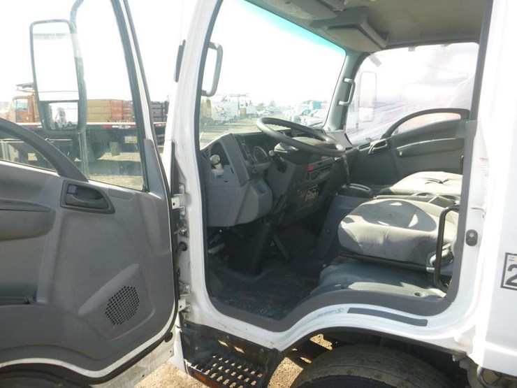 2017-isuzu-nqr-image-12